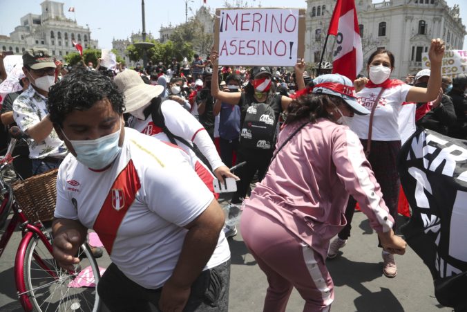 Dočasný prezident Peru po násilných demonštráciách v hlavnom meste odstúpil