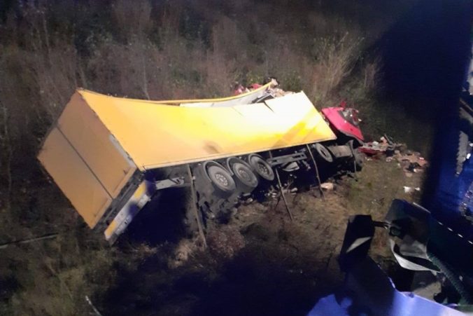 Poľský kamión sa zrútil z mosta na obchvate Svidníka, ukrajinský vodič neprežil