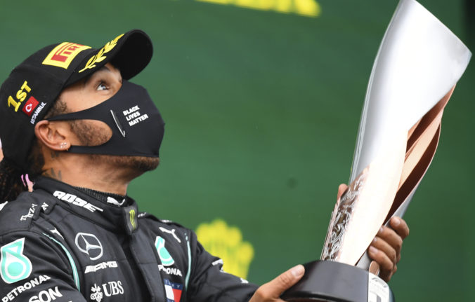 Hamilton vládol nad všetkými a stal sa legendou, médiá reagujú na rekordný titul vo formule 1