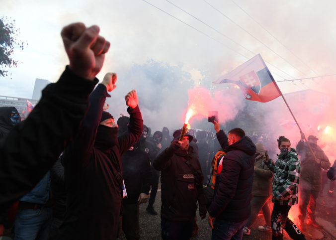 Ísť protestovať napriek zákazu zhromažďovania je pre SaS pošliapavaním odkazu Novembra