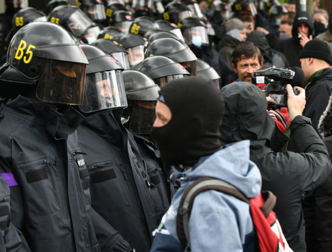 Pred úradom vlády a Prezidentským palácom sa zhromaždili stovky ľudí, polícia je na mieste