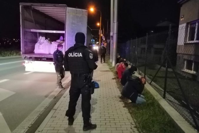 Polícia zadržala v Prešove šesť migrantov, na Slovensko sa dostali v kamióne