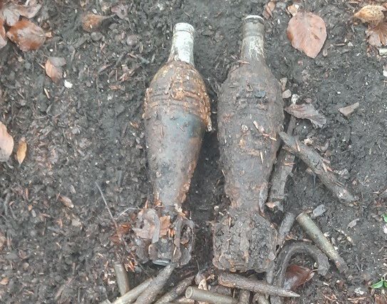 Muž našiel pri prechádzke dva delostrelecké granáty, išlo o muníciu z druhej svetovej vojny (foto)