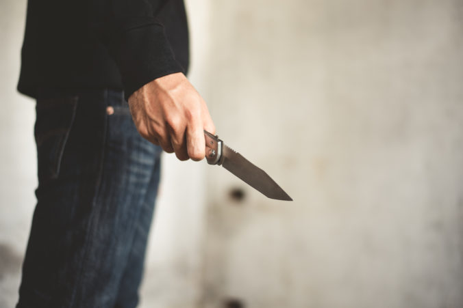 Muž sa vyhrážal manželke zabitím, s nožom v ruke ohrozoval aj životy detí