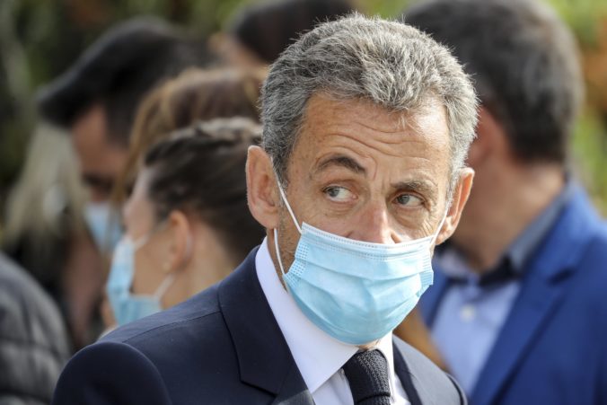 Začína sa súdny proces so Sarkozym, exprezidenta vinia z korupcie a obchodovaniu s vplyvom