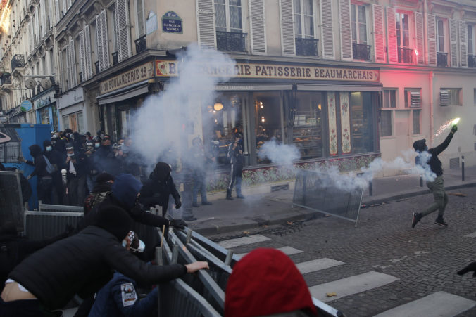 Vo viacerých mestách Francúzska sa protestuje proti kontroverznému zákonu o bezpečnosti