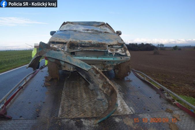 Michalovčan spôsobil nehodu pod vplyvom drog, s autom sa prevrátil a skončil v poli (foto)