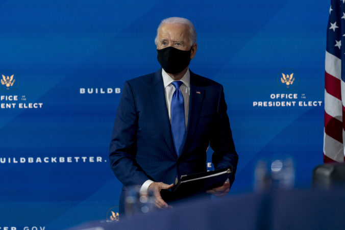 Biden plánuje v deň svojej inaugurácie vyzvať Američanov, aby sto dní nosili na tvárach rúška