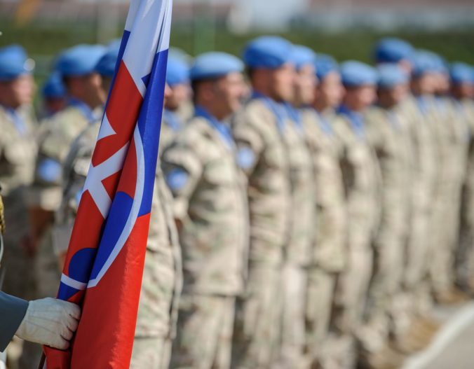 Väčšina Slovákov podľa prieskumu dôveruje ozbrojeným silám, oceňujú pomoc pri boji s koronavírusom