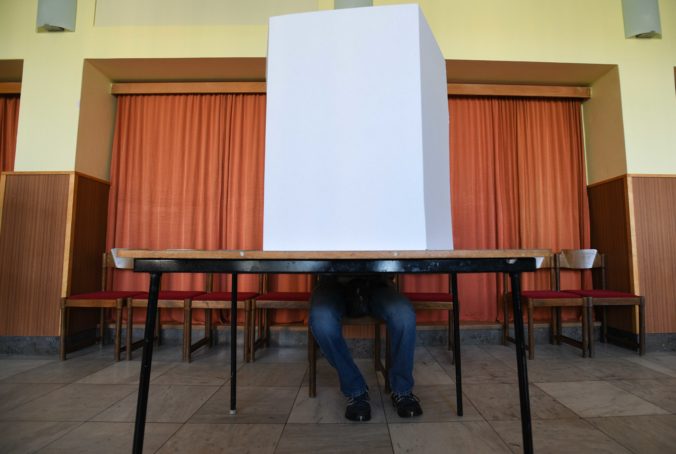Referendum o predčasných voľbách si podľa prieskumu praje viac ako polovica Slovákov