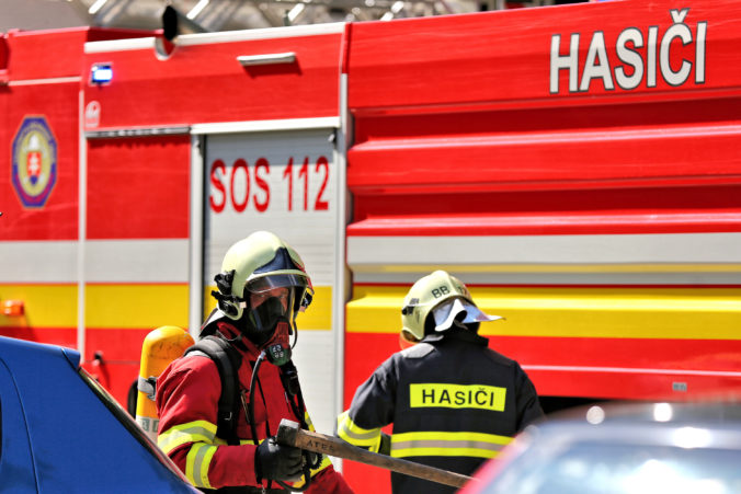 Bytovkou na košickom sídlisku Dargovských hrdinov otriasol výbuch, hasiči likvidujú požiar