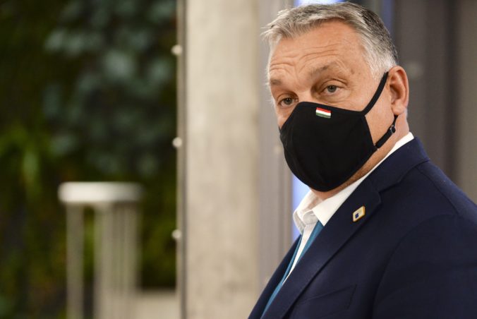 Poliaci ani Maďari sa o od nás nelíšia, Šimečka vidí problém v upevňovaní moci ich lídrov