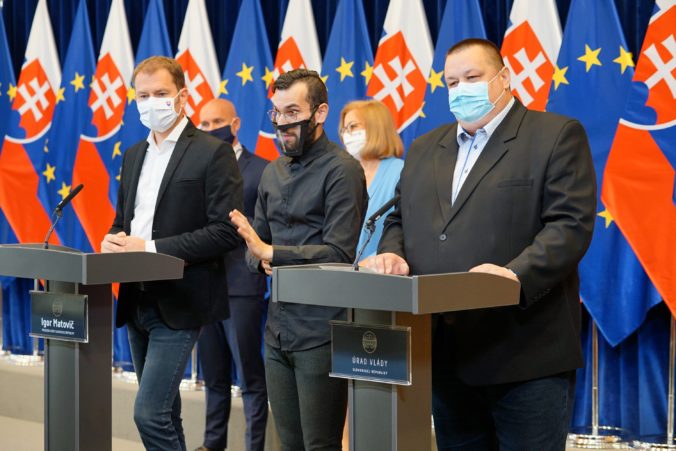Slovensko čaká lockdown a zákaz vychádzania má mať 15 výnimiek, predstavia nové opatrenia proti koronavírusu (naživo)