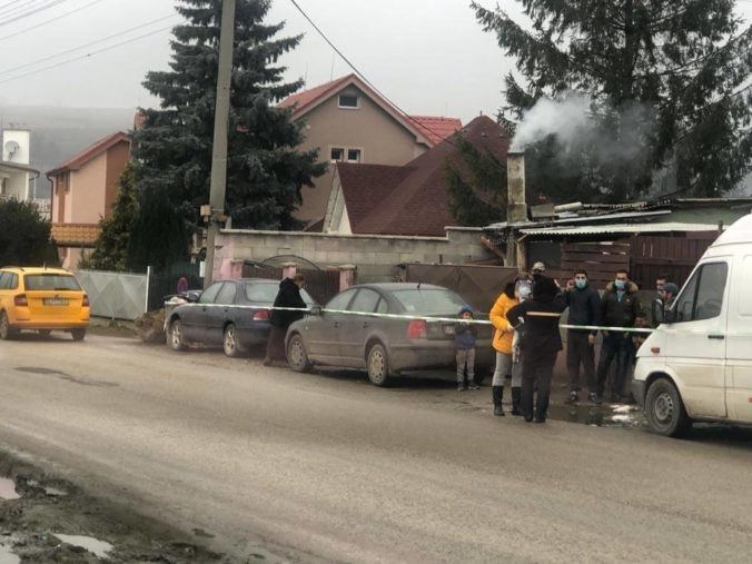 Dodržiavanie karantény v rómskej osade v Ratnovciach kontroluje polícia (foto)