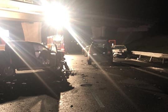 Na diaľnici D1 pri Košiciach sa zrazilo šesť áut, jeden človek nehodu neprežil