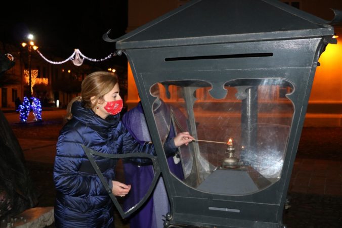 Betlehemské svetlo je už aj v Prešove, rozžiarilo sa po bohoslužbe v Konkatedrále sv. Mikuláša