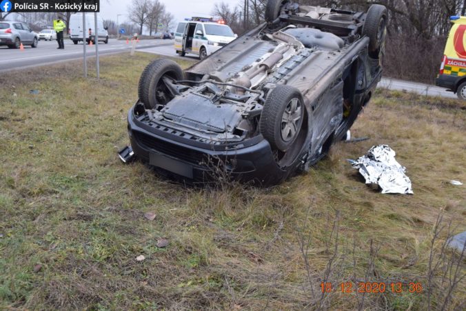 V Košickom kraji došlo k dvom zrážkam kamiónov s autami, jedno vozidlo skončilo na streche (foto)
