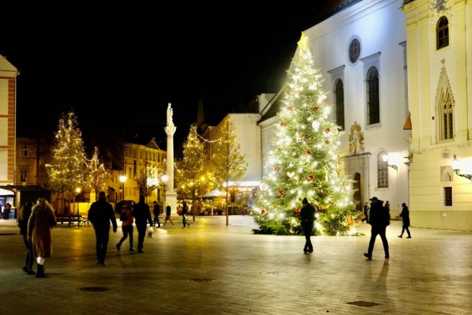 Bratislava nakúpila vianočnú výzdobu za takmer 70-tisíc eur, v uliciach pribudli aj nové motívy (foto)