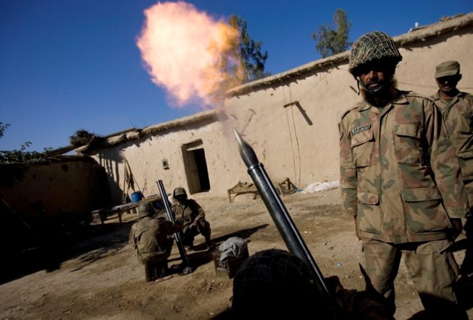 Militanti počas útoku na kontrolné stanovište zabili niekoľko pakistanských vojakov