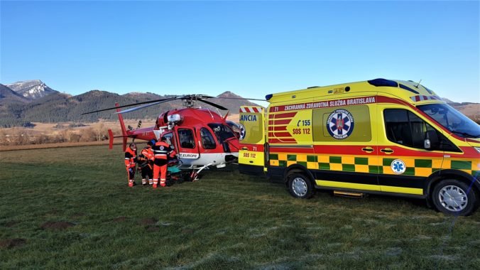 Záchranári na vrtuľníku pomáhali žene, skolabovala na Veľkom Choči