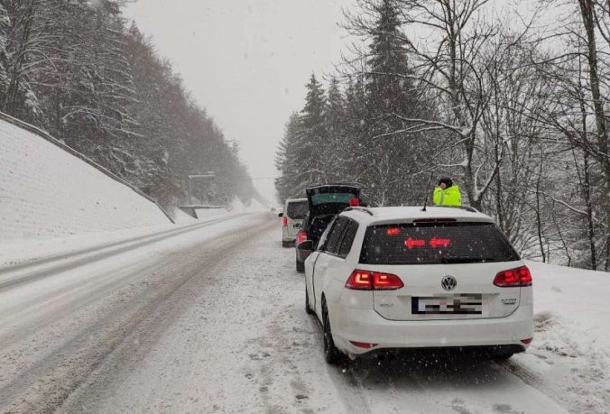 Sneženie skomplikovalo situáciu na cestách, cez Donovaly a Šturec kamióny neprejdú (foto)