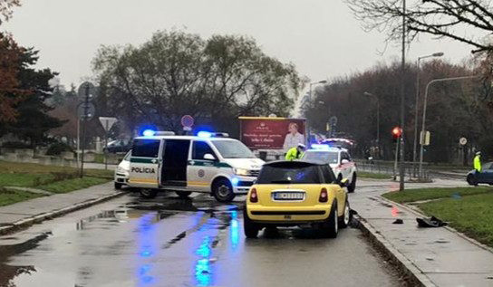 Vodič Mini Cooperu zrazil na priechode chodca, muž zraneniam na mieste podľahol (foto)