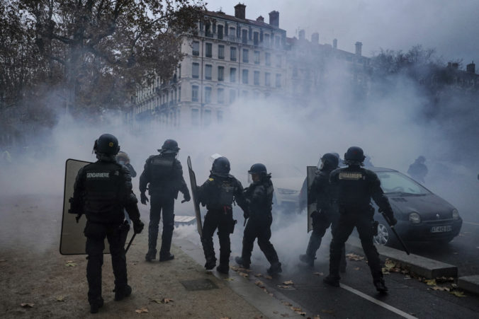 Francúzsko na Silvestra zmobilizuje tisíce policajtov, chcú vynútiť zákaz vychádzania