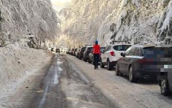 Policajti uzavreli cestu na lyžiarske stredisko Skalka, upchalo ju množstvo áut s turistami (foto)