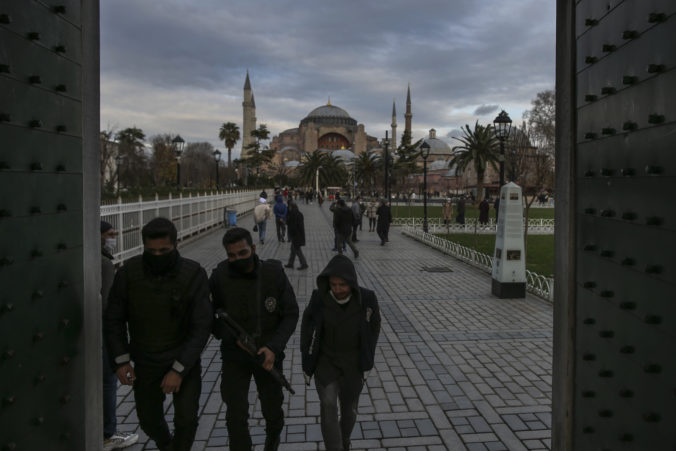 Turecko išlo do štvordňového lockdownu, v Istanbule má slúžiť vyše tridsaťtisíc policajtov