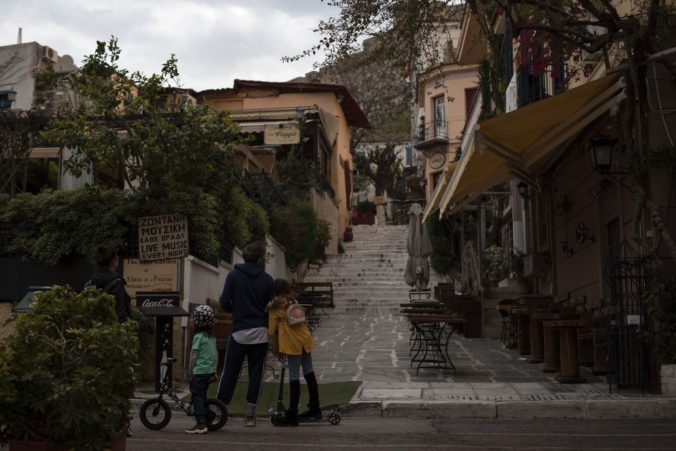 Grécko pre koronavírus sprísňuje lockdown, zatvorené budú naďalej aj kostoly