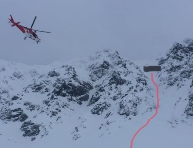 Mladý skialpinista uvoľnil lavínu v Derešskom kotli, zasahoval aj vrtuľník (foto)