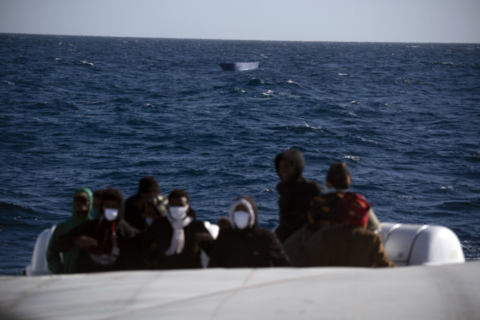 Humanitárna loď zachránila 265 migrantov v Stredozemnom mori, teraz pre nich hľadá bezpečný prístav