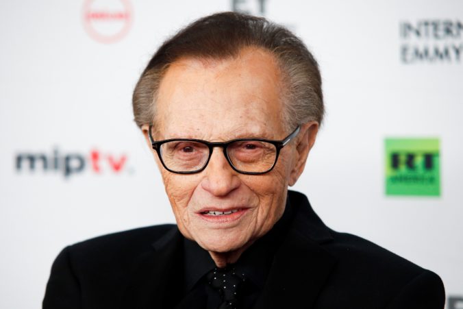 Svetoznámy americký moderátor Larry King sa nakazil koronavírusom a leží v nemocnici