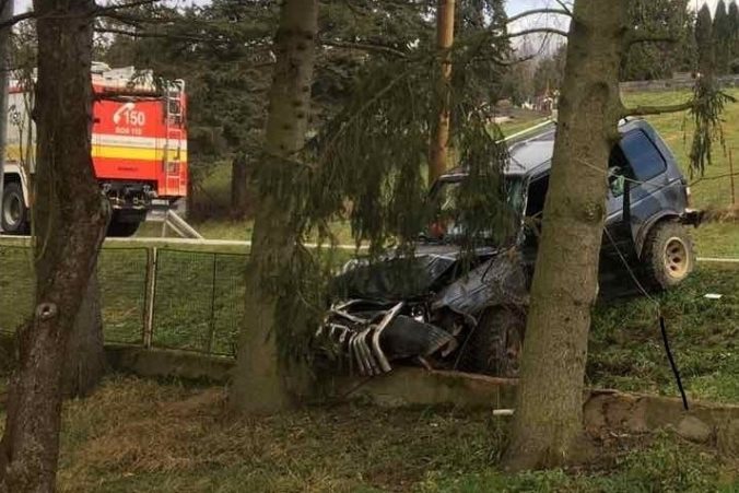 V okrese Humenné sa stala tragická dopravná nehoda, vodič narazil s autom do stromu