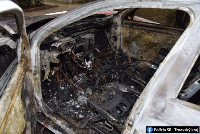 Mladému vodičovi za jazdy vybuchlo auto, má popáleniny 2. a 3. stupňa (foto)