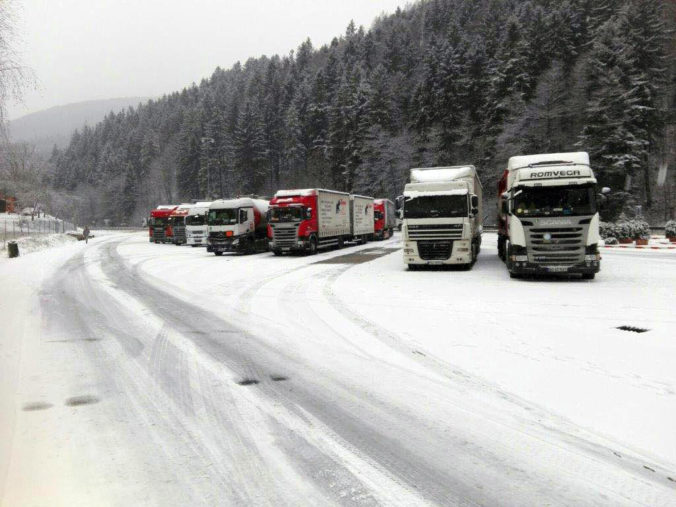 Na Donovaloch husto sneží, horský priechod uzavreli pre vozidlá nad 10 metrov