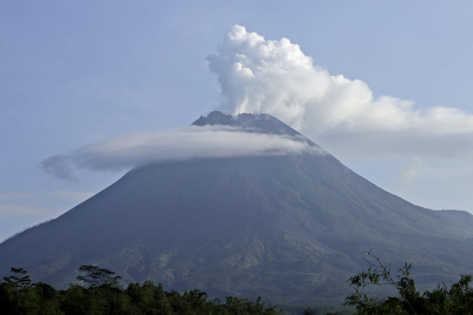 Najaktívnejšia sopka ostrova Jáva začala chŕliť horúci dym, úrady evakuovali stovky ľudí