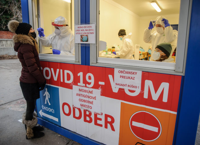 Testovanie na koronavírus v Nitre: Otvorili všetkých 37 odberných miest, zdravotníkov majú dosť