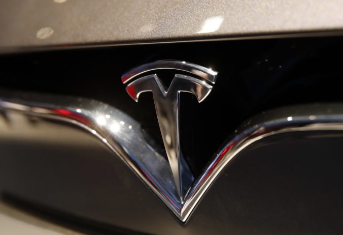 Žiadosť o vyšetrenie zrýchľovania vozidiel Tesla úrad pre bezpečnosť premávky zamietol