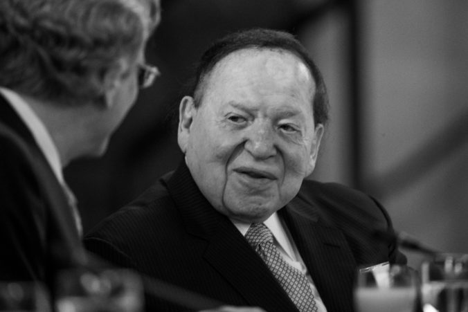 Zomrel Sheldon Adelson, kasínový magnát a jeden z prvých podporovateľov Trumpa