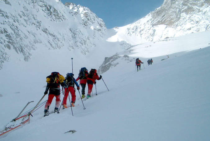 Počet úrazov v horách oproti vlaňajšku klesol, menej bolo hlavne lyžiarskych úrazov