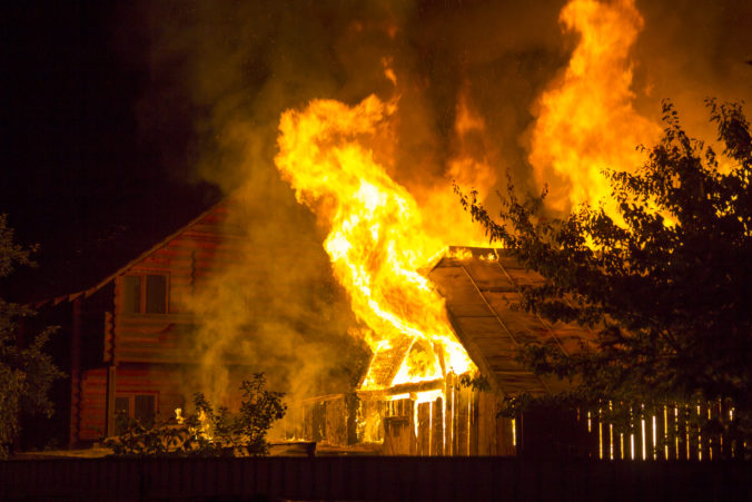 Rodinný dom v Dubnici nad Váhom zachvátil požiar, hasičom komplikovalo prácu počasie
