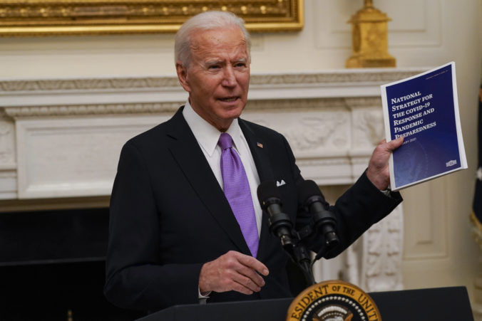 Biden podpísal nariadenia posilňujúce boj proti koronavírusu, Američania budú mať rúška povinné