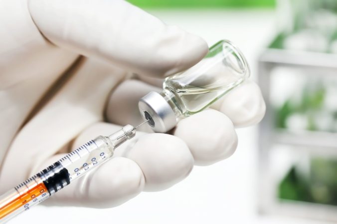 Slovensko v očkovaní podľa Takáča zaostáva, pri nákupe vakcín by sa pozeral aj na východ k Rusku