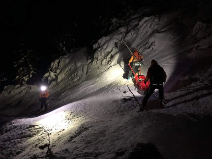 Na hrebeni Veľkej Fatry sa v zlom počasí stratil turista, ratovali ho horskí záchranári (foto)