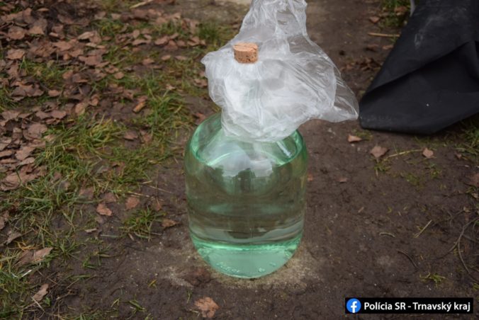 Polícia dolapila pivničného fantóma, okrem bicyklov si odniesol aj litre slivovice