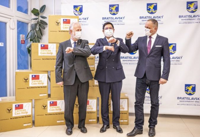 Bratislavská župa získala darom 300 000 ochranných rúšok z Taiwanu