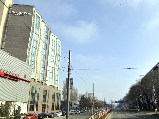 Polícia zasahuje v hoteli DoubleTree by Hilton, ktorého majiteľom je Juraj Široký