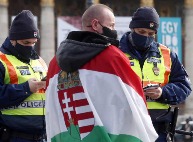 Polícia v Budapešti rozohnala demonštráciu za otvorenie gastronomických prevádzok