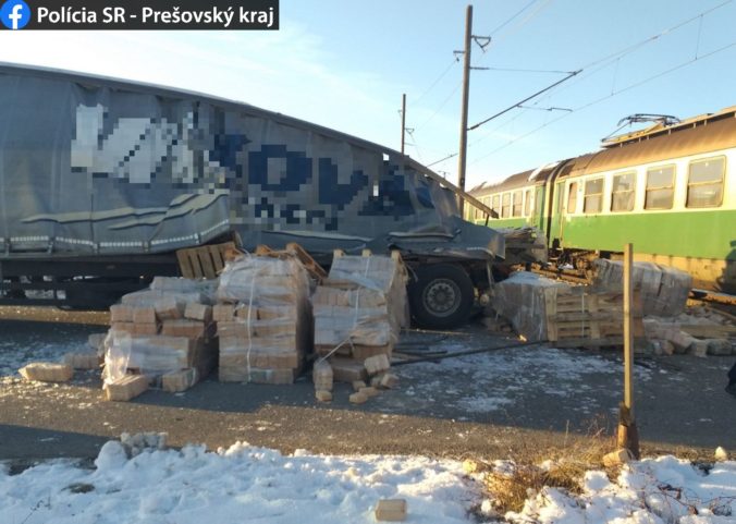 Do kamióna vrazil osobný vlak, polícia rieši hlavne ukrajinského vodiča (foto)